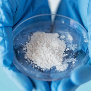 電解液三巨頭中報(bào)預(yù)減超50%，產(chǎn)能過剩信號(hào)顯現(xiàn)