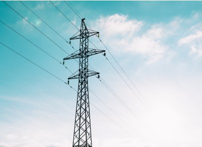 中國儲能企業出?！肮ヂ浴保篈股磷酸鐵鋰廠商扛大旗，國產電芯接連斬獲大單